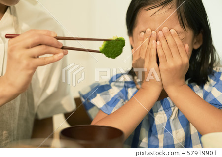 Parent and child mother daughter meal 57919901