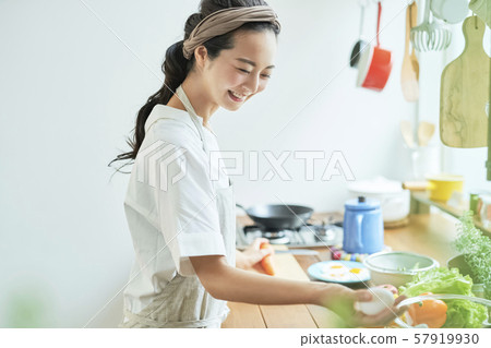 女家庭主婦做飯 57919930