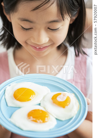 Girl child cooking 57920007