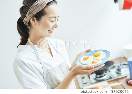 Female housewife cooking 57920071