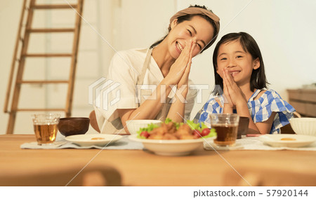 父母子女母親女兒用餐 57920144