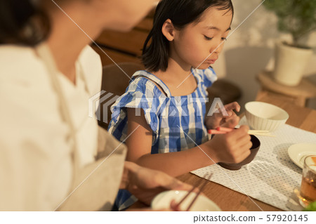 父母子女母親女兒用餐 57920145