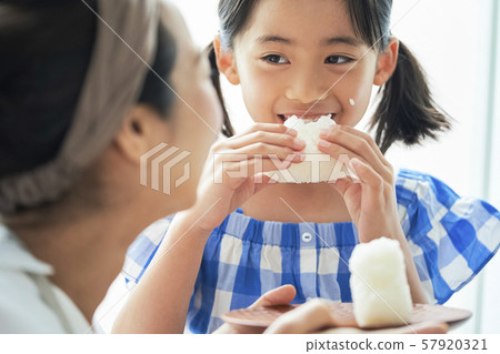 Parent and child mother daughter meal Parent and child mother daughter meal 57920321