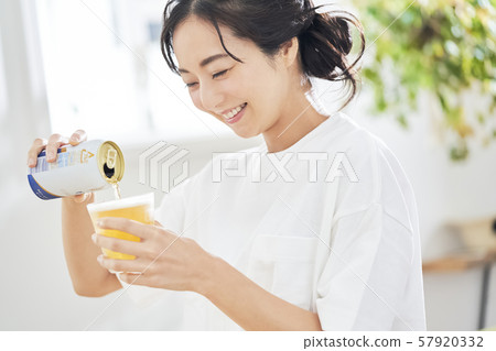 Woman drinking beer 57920332