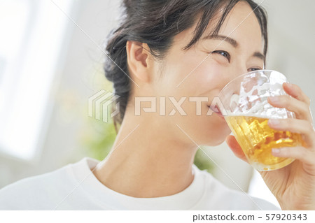 女人喝啤酒 女人喝啤酒 57920343