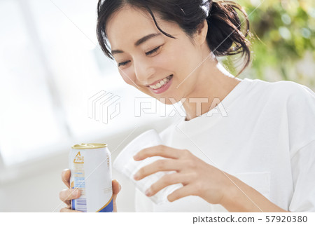 女人喝啤酒 57920380