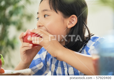 女孩子吃 57920400