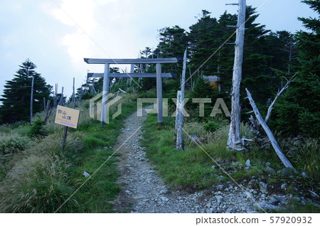 【紀伊山脈的世界遺產聖地和參拜路線】奈良縣吉野區天川村大峰奧隈堂第54次彌山山頂 【紀伊山脈的世界遺產聖地和參拜路線】奈良縣吉野區天川村大峰奧隈堂第54次彌山山頂 57920932