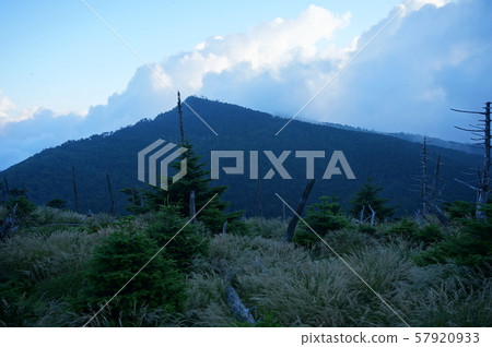 【紀伊山脈的世界遺產和參拜路線】奈良縣吉野郡天川村夏天黃昏的八京山大峰奧熊堂 【紀伊山脈的世界遺產和參拜路線】奈良縣吉野郡天川村夏天黃昏的八京山大峰奧熊堂 57920933