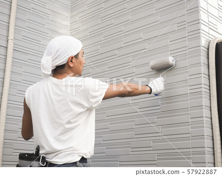 Painter who paints the outer wall of a detached house Painter who paints the outer wall of a detached house 57922887
