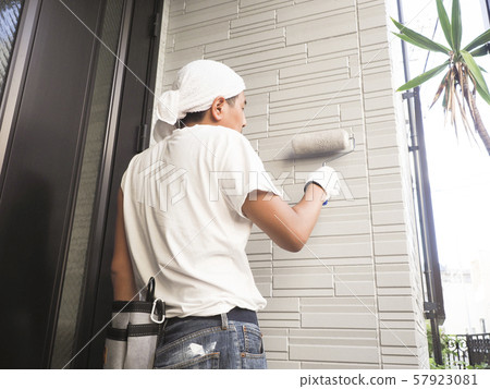 Painter who paints the outer wall of a detached house Painter who paints the outer wall of a detached house 57923081