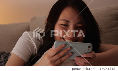 女士們晚上住宿智能手機 57923148