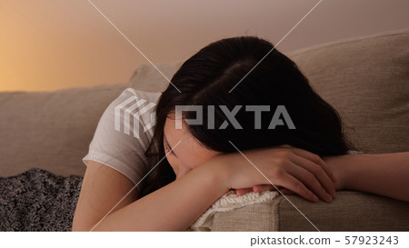 女人沙發睡覺 57923243