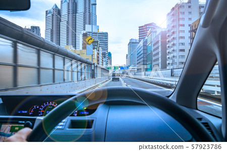 從駕駛員座位看高速公路和城市景觀 57923786