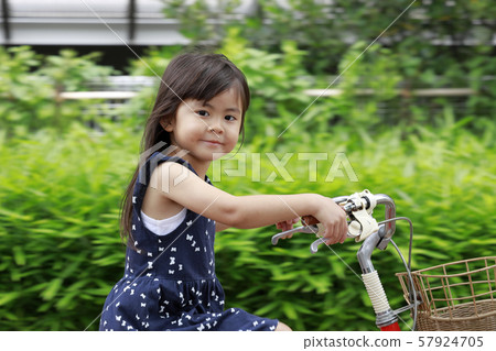Toddler riding a bicycle (4 years old) Toddler riding a bicycle (4 years old) 57924705