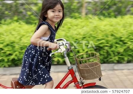 騎自行車的小孩(4歲) 騎自行車的小孩(4歲) 57924707