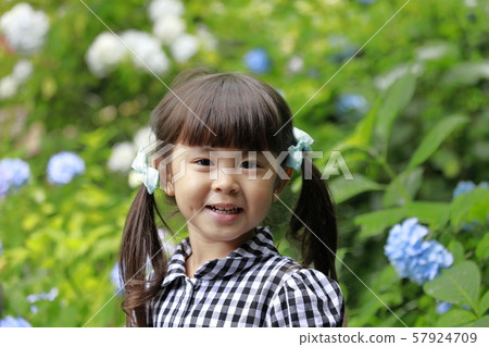 嬰兒(4歲)和繡球 嬰兒(4歲)和繡球 57924709
