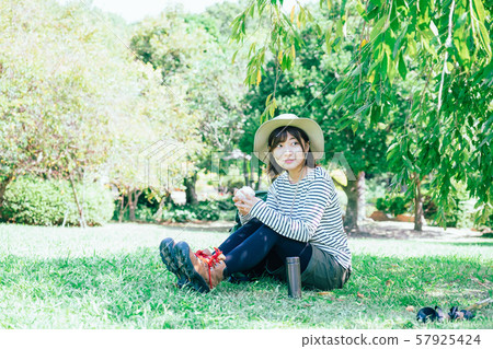 吃米球的婦女 吃米球的婦女 57925424