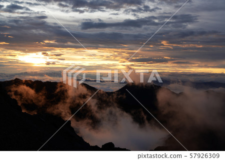 北阿爾卑斯山的黎明 北阿爾卑斯山的黎明 57926309