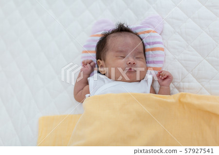 新生兒2個月大 新生兒2個月大 57927541