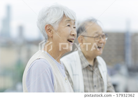 年長夫婦 57932362