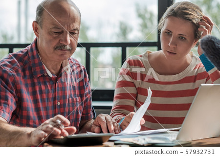 Olderly Spanish man counting money   57932731