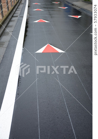 Road surface deceleration sign Road surface deceleration sign 57933074