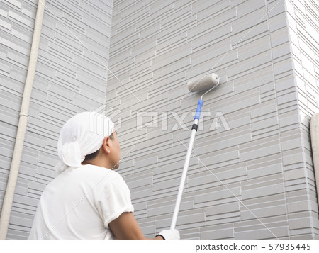 Painter who paints the outer wall of a detached house Painter who paints the outer wall of a detached house 57935445