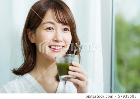 Young woman (green juice, health, lifestyle) 57935595