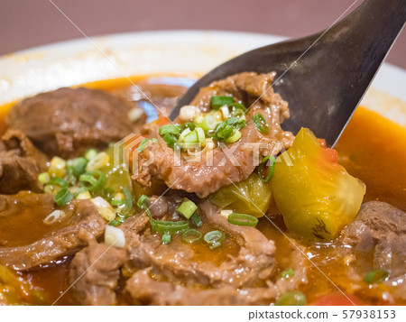 Baked beef stew with tomato 57938153