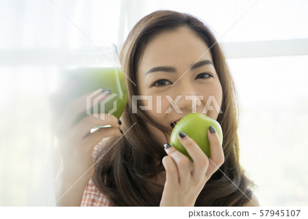 Woman health healthy 57945107
