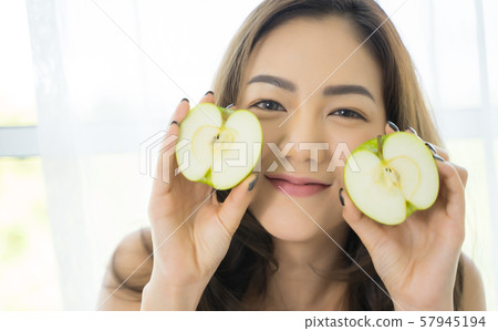Woman health healthy 57945194