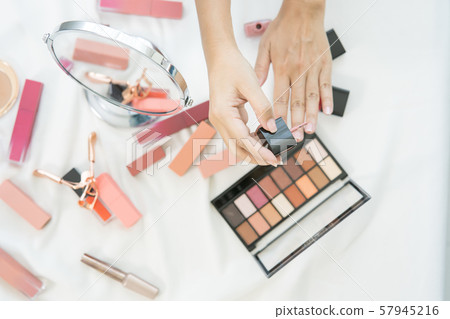 女人美容指甲護理 女人美容指甲護理 57945216