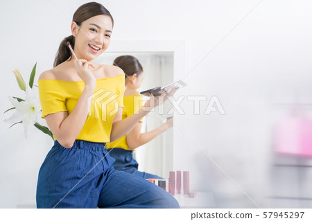 Women beauty 57945297