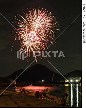 Fireworks starting at Nagara River Ukai Fireworks starting at Nagara River Ukai 57952021
