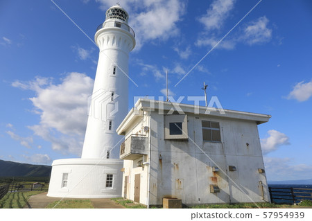 白崎燈塔和晴朗的天空 57954939