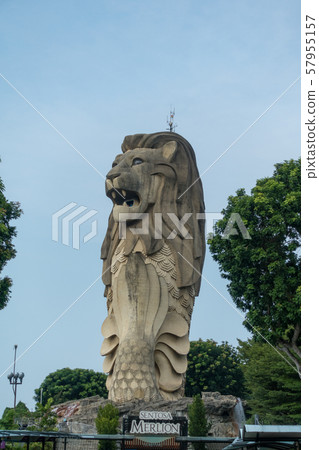 新加坡聖淘沙島上的大型魚尾獅 57955157