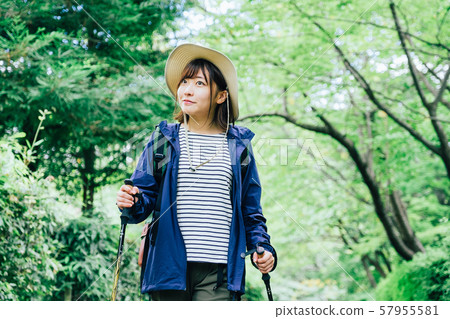 登山徒步旅行的女人 登山徒步旅行的女人 57955581