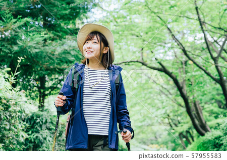 登山徒步旅行的女人 57955583