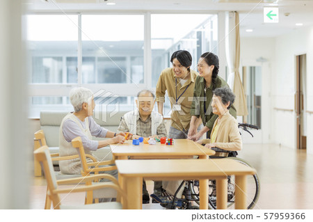 護理設施志願者 57959366