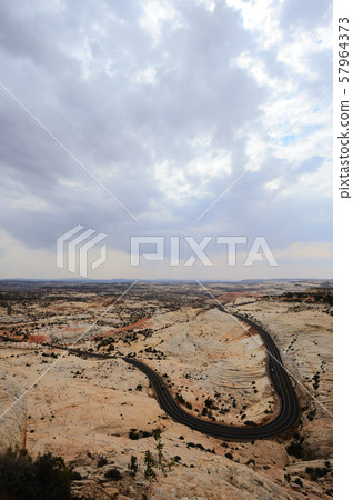 荒野蜿蜒的路（垂直） 57964373