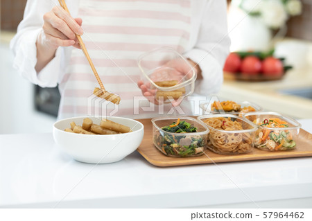 Hands of a woman stuffing her beef 57964462