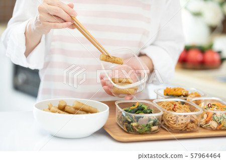 塞滿她的牛肉的女人的手 塞滿她的牛肉的女人的手 57964464