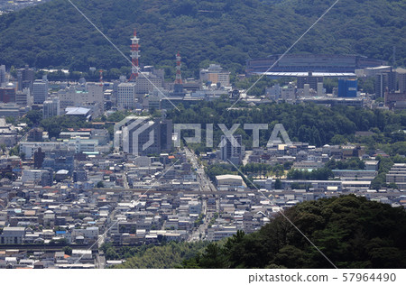 從北面俯瞰高知市。 JR Iriaki站,高知城堡周圍,高知自行車賽道和富士山。 從北面俯瞰高知市。 JR Iriaki站,高知城堡周圍,高知自行車賽道和富士山。 57964490
