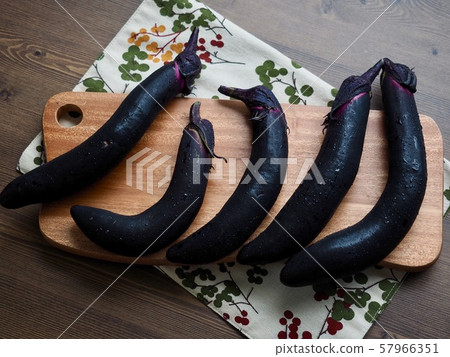 韓國新鮮有機蔬菜茄子 韓國新鮮有機蔬菜茄子 57966351