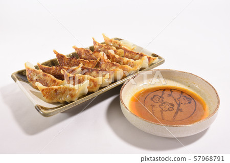 Grilled dumplings and soy sauce (with chili oil) 57968791