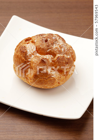 Cream puff 57969543