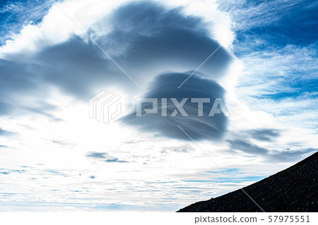 從山路上看到的懸雲 57975551