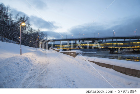 Moskva River, Luzhnetskaya Bridge (Metro Bridge) on a winter evening. Moscow, Russia Moskva River, Luzhnetskaya Bridge (Metro Bridge) on a winter evening. Moscow, Russia 57975884
