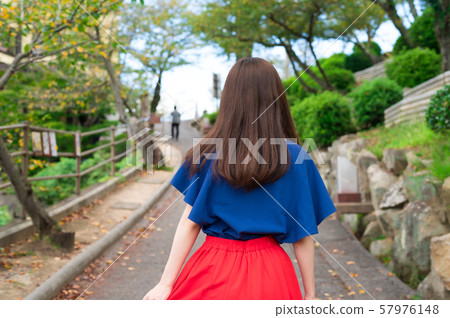 Young woman sightseeing 57976148